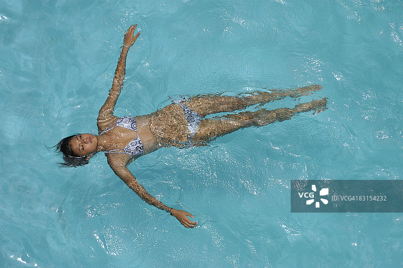 在游泳池中漂浮的少女(15岁)图片素材