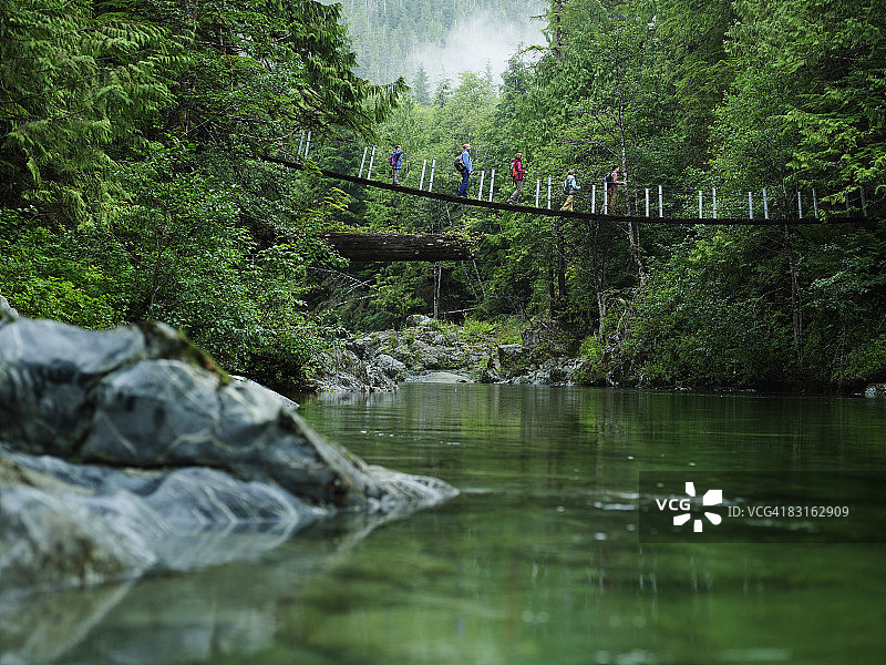 悬索桥上的一群徒步旅行者图片素材