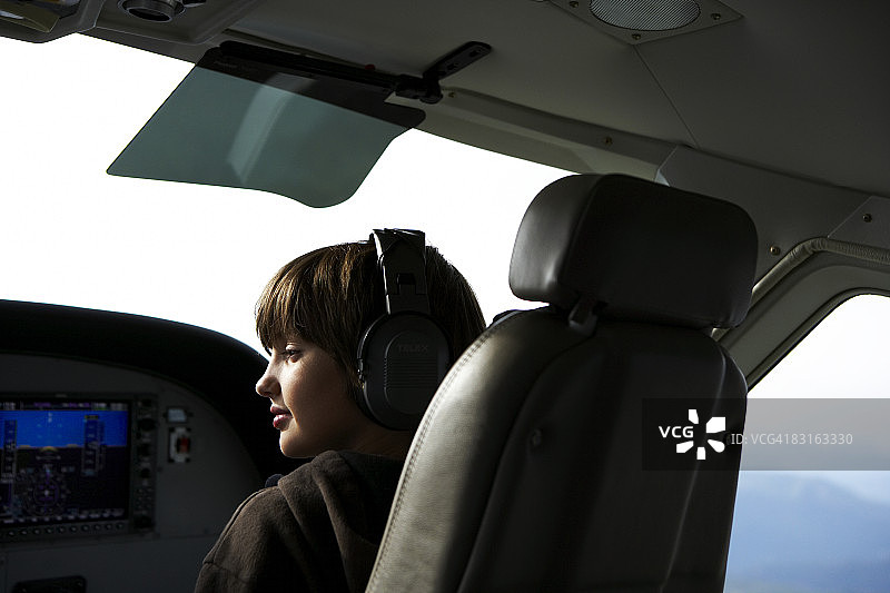 在小型水上飞机驾驶舱内的小男孩图片素材