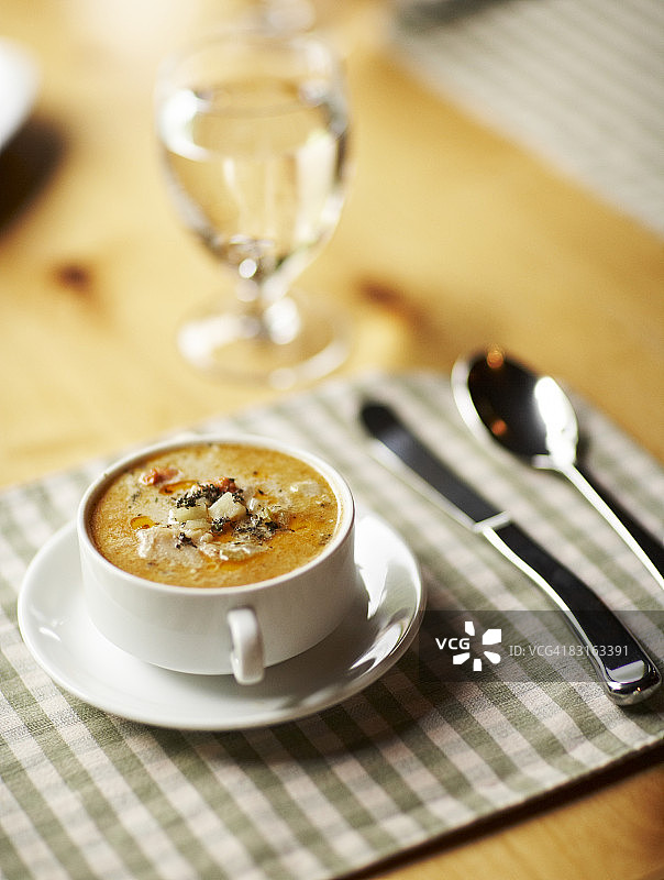 鱼肉杂烩浓汤的餐位摆设图片素材