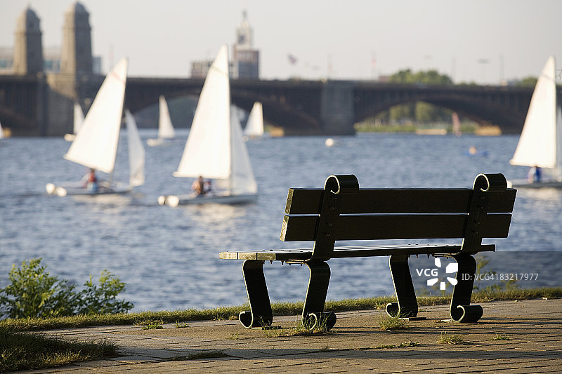 河边帆船旁的长椅图片素材