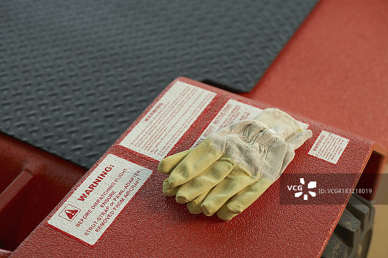 机械警告标志上的手套图片素材