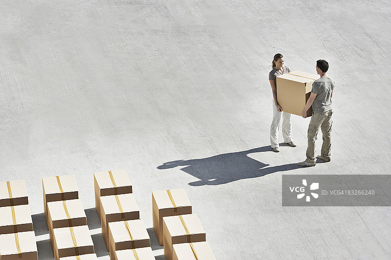 夫妇带着盒子图片素材