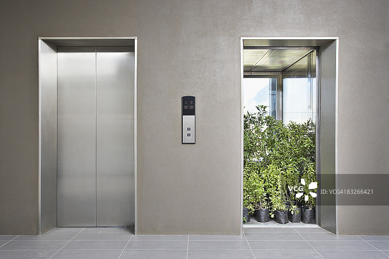 摆满植物的办公电梯图片素材