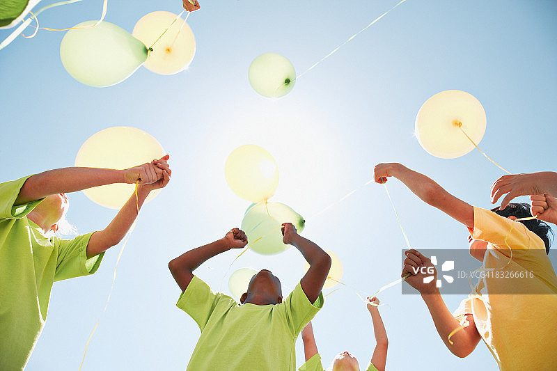 一群孩子在户外拿着气球图片素材
