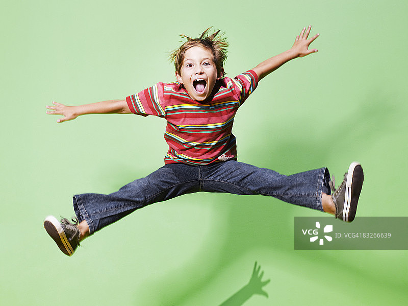 半空中跳跃的小男孩图片素材