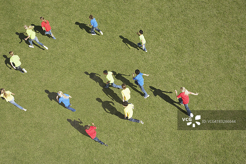 一群孩子在奔跑图片素材