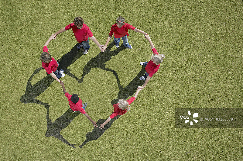 一群孩子手拉手组成心形图片素材
