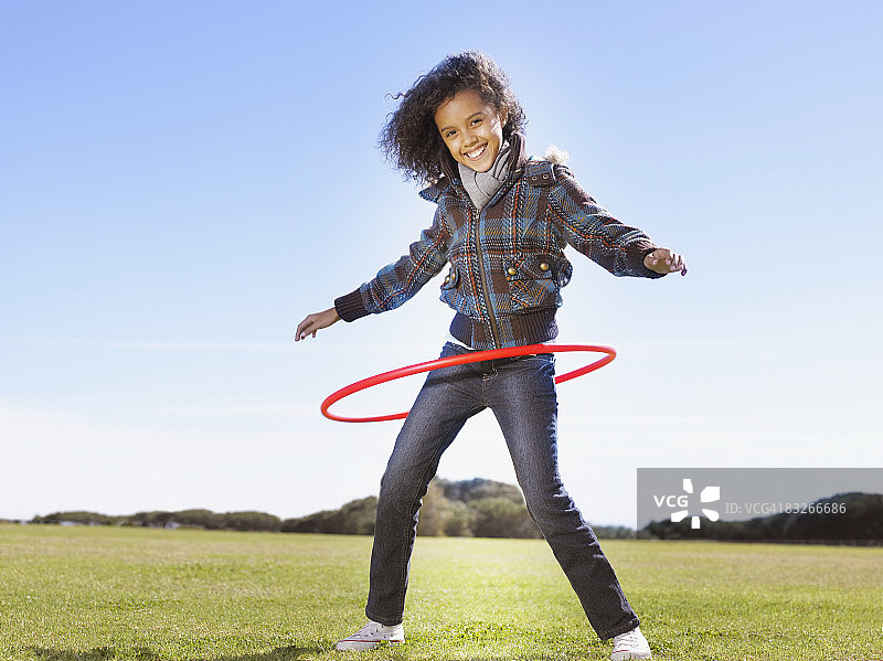 玩呼啦圈的小女孩图片素材