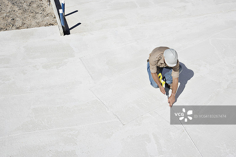 在建筑工地工作的建筑工人图片素材