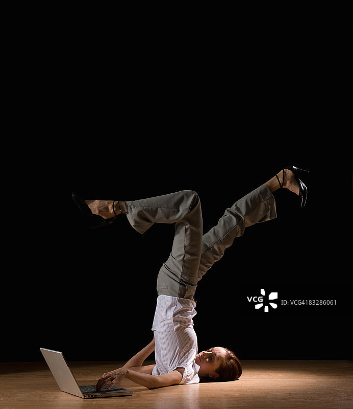 使用笔记本电脑的女柔术演员图片素材