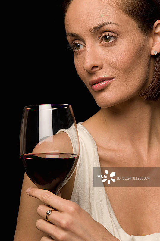 女人手持一杯红酒图片素材