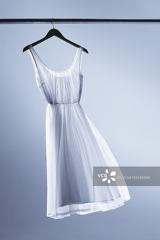 挂在衣架上的连衣裙图片素材