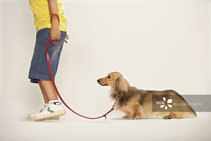 外出散步的孩子图片素材