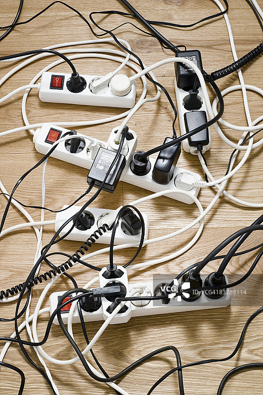 地板上的多个电源插座图片素材