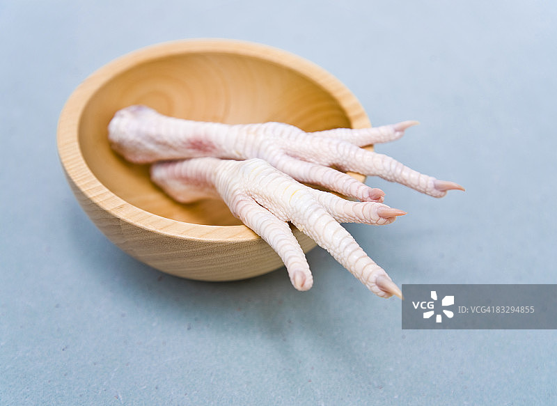 木碗里的生鸡爪图片素材