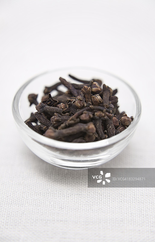 小玻璃碗里的丁香图片素材