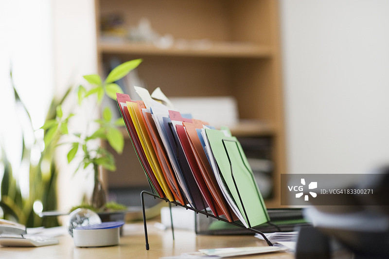 办公桌上的文件夹图片素材