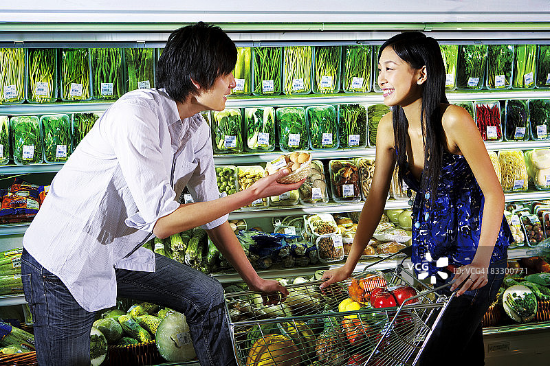 男人和女人在超市购买农产品图片素材