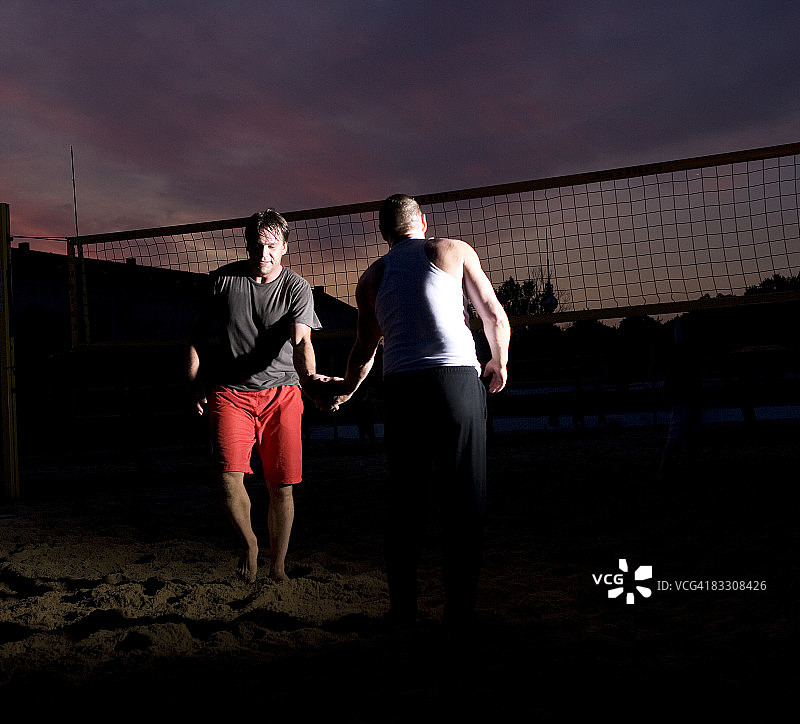两个男人在打沙滩排球图片素材