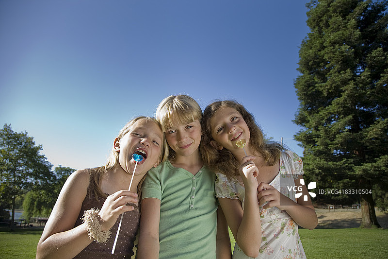 孩子们在公园里玩耍图片素材