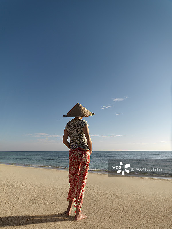 女子站在原始海滩上图片素材