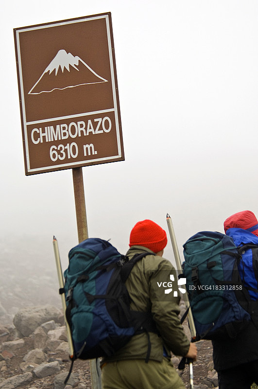 两名登山者攀登最高的钦博拉索山峰图片素材