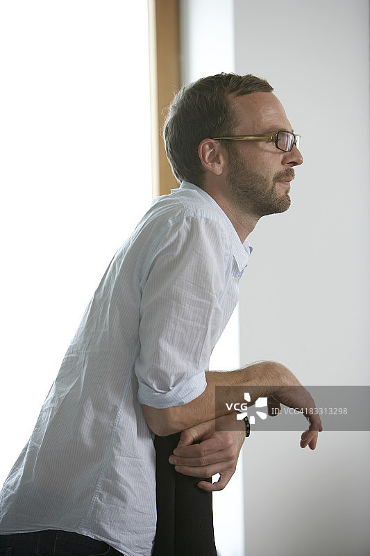 男人在听图片素材