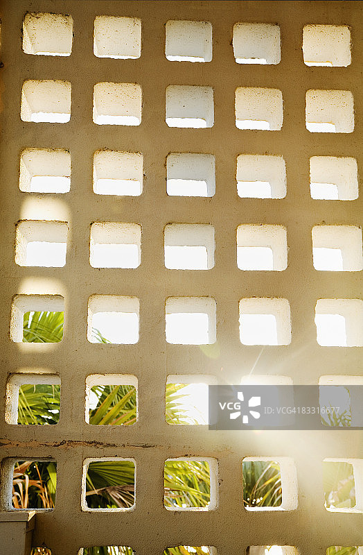 阳光穿过石墙上的孔洞图片素材