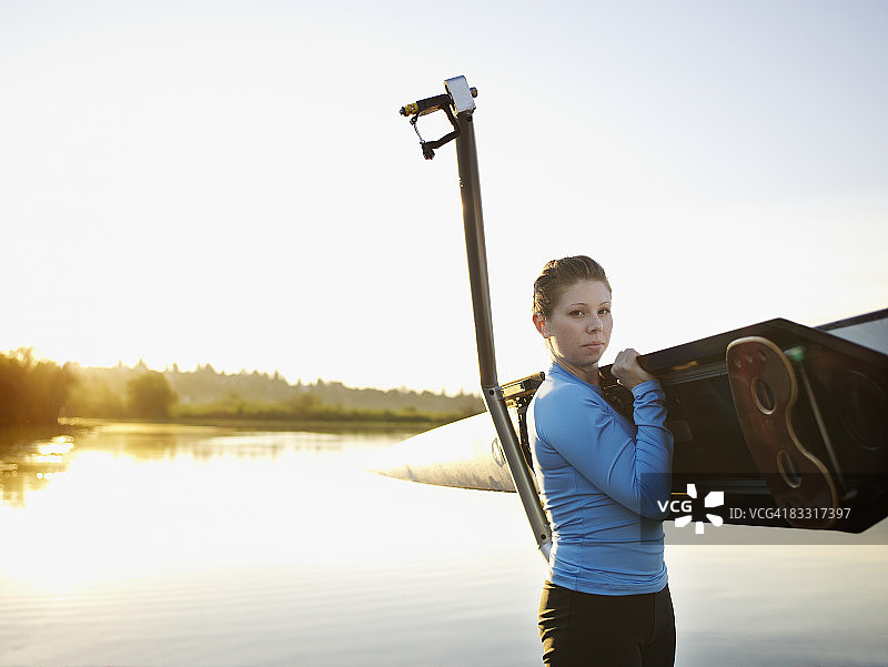 手持单人划艇的女子赛艇运动员图片素材