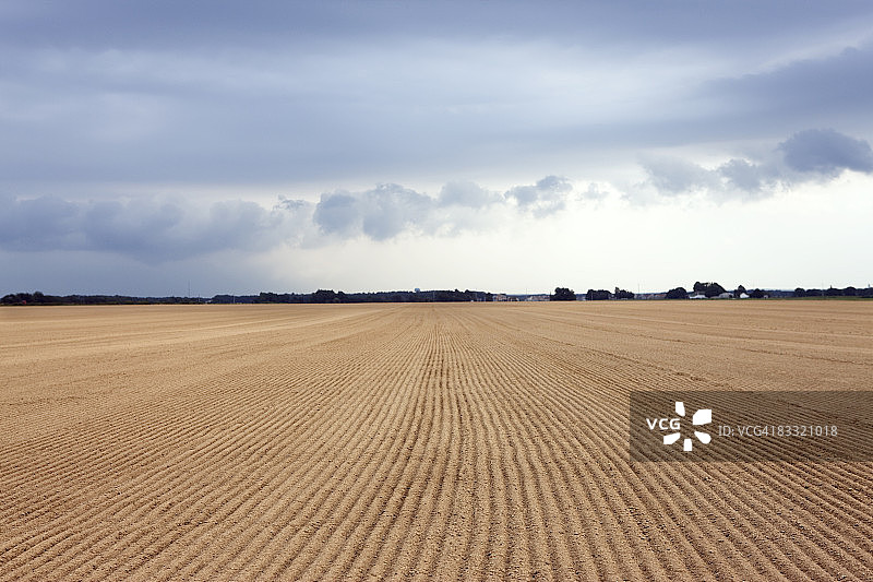 蓝天下的耕地图片素材