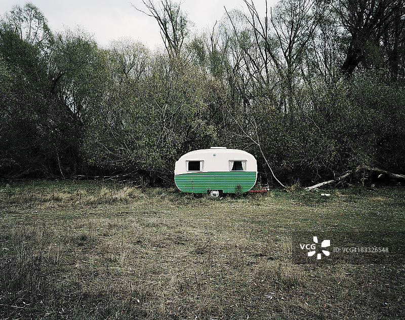 灌木丛中的孤独的商队图片素材