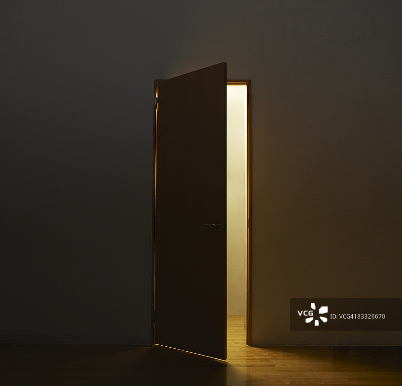 穿过敞开的门的光线图片素材