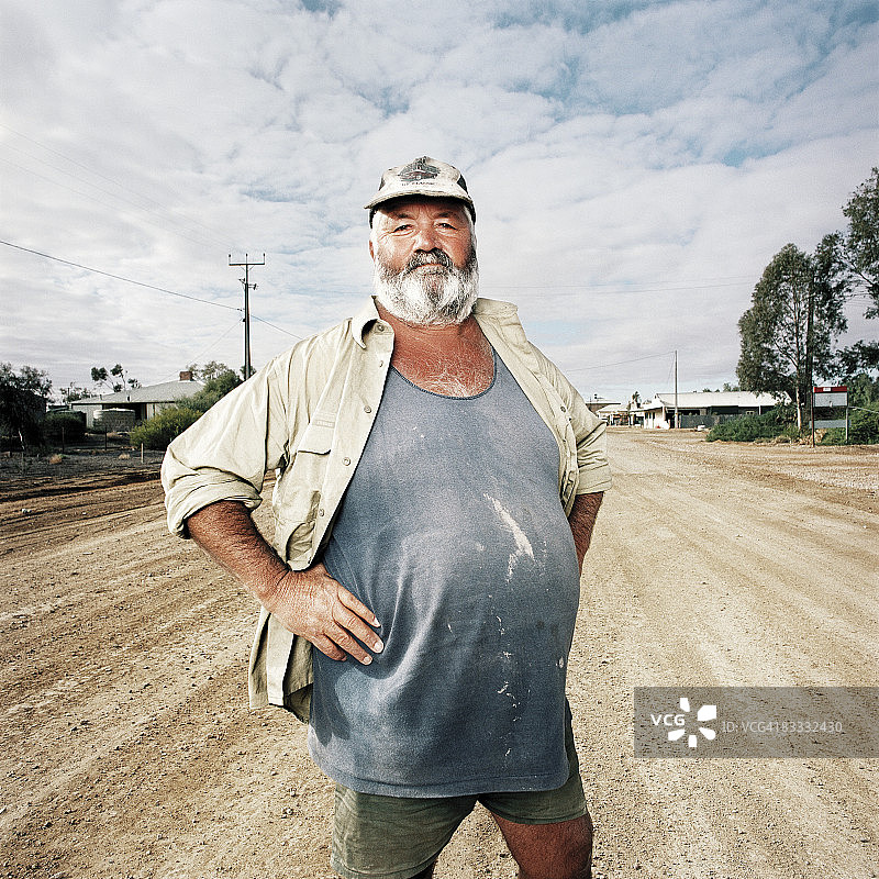 站在土路上的男人图片素材