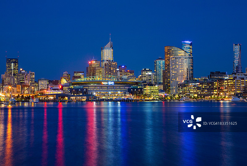 墨尔本港区和城市天际线图片素材