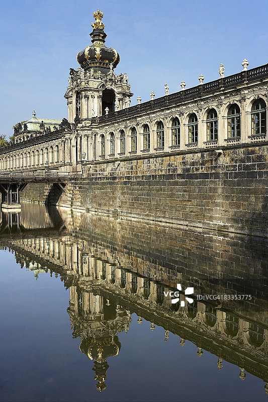 茨温格宫与王冠门在水中的倒影图片素材