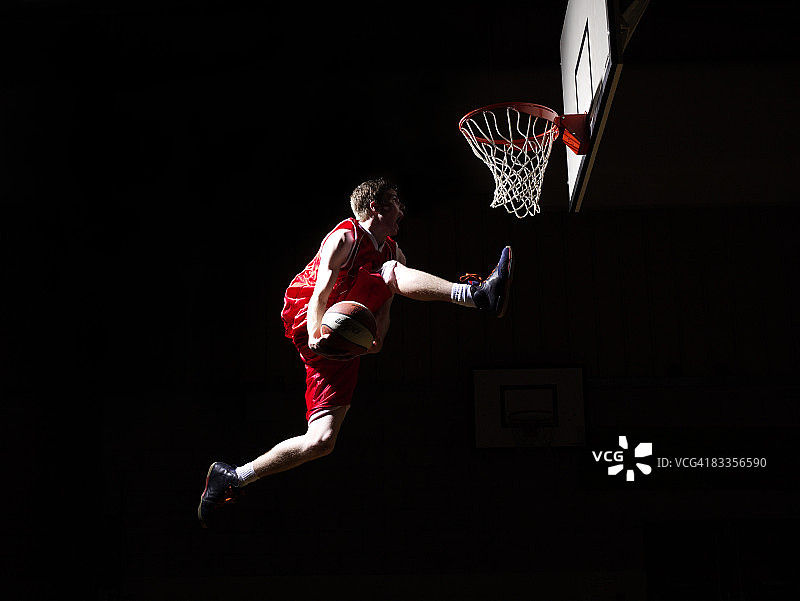 青少年在投篮前展示花哨的动作图片素材