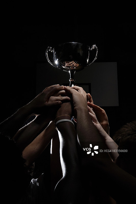 许多手举起银色奖杯图片素材