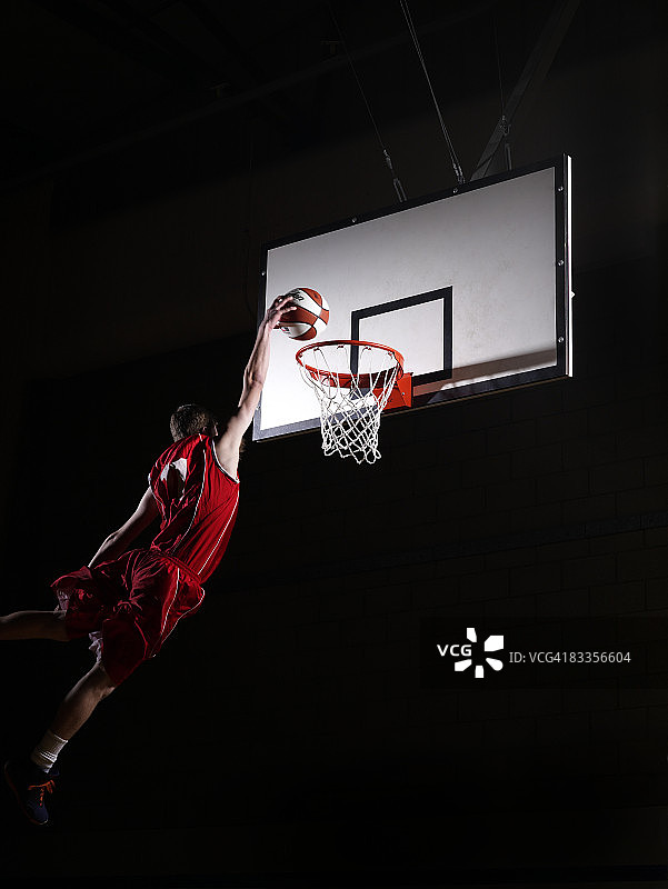 试图扣篮的年轻男人图片素材