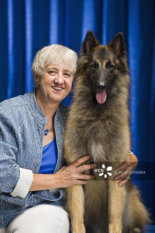 带着比利时特伏丹犬的狗主人图片素材