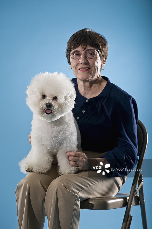 抱着比熊犬的女人图片素材