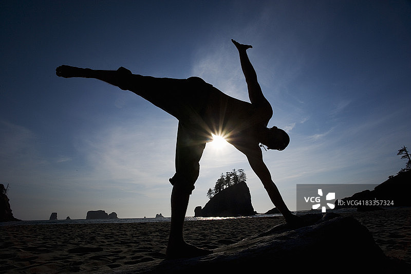 海滩瑜伽图片素材