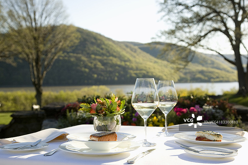 户外鱼主题餐桌布置图片素材