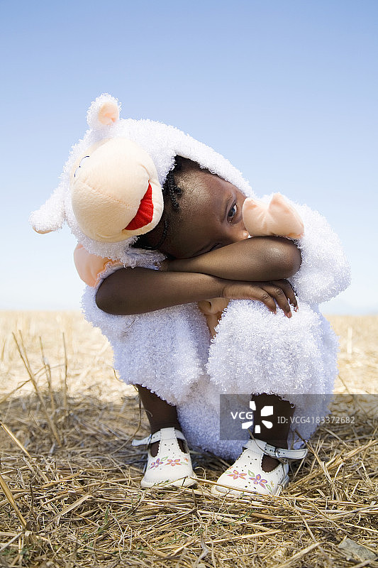 身穿绵羊服装的年轻女孩，南非西开普省开普敦图片素材