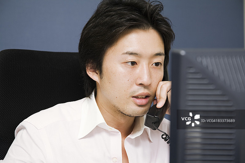 商务男士正在通话图片素材