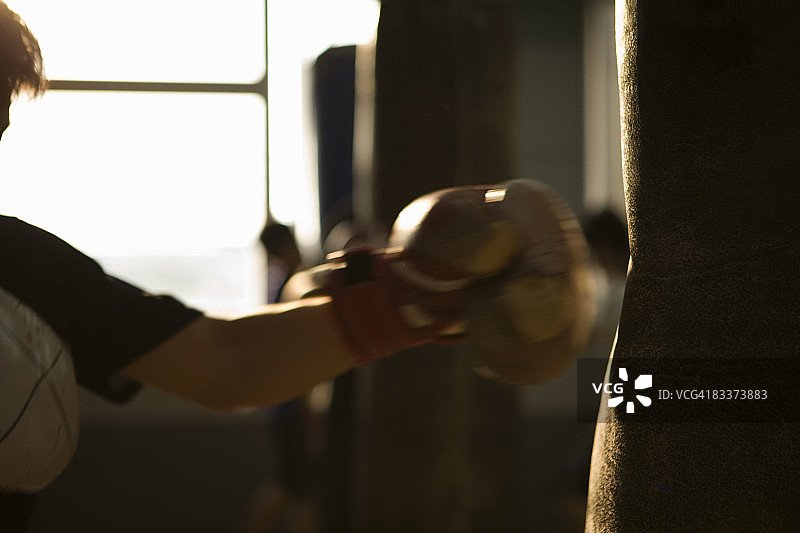 拳击手击打沙袋图片素材