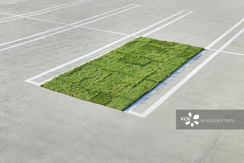 放置在停车位上的草皮图片素材