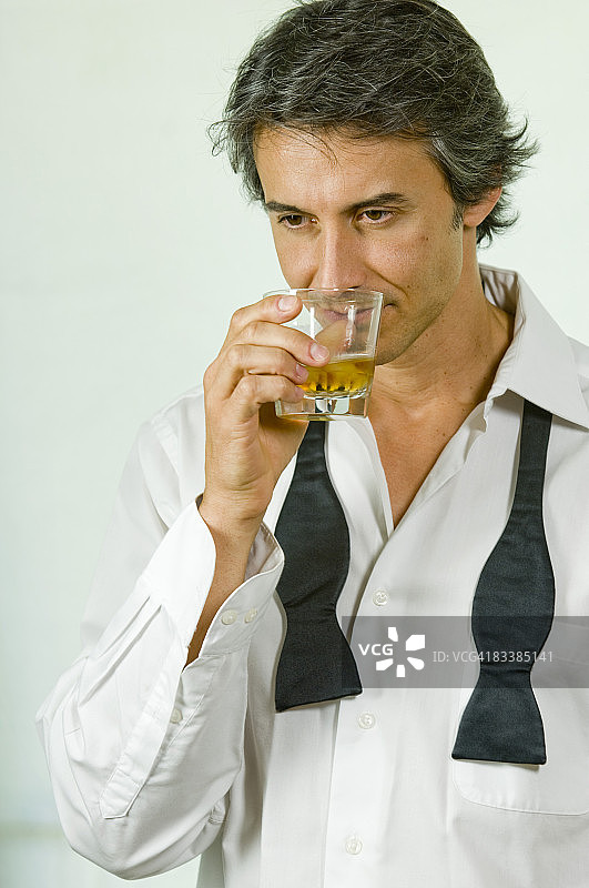手持威士忌酒杯的男人图片素材
