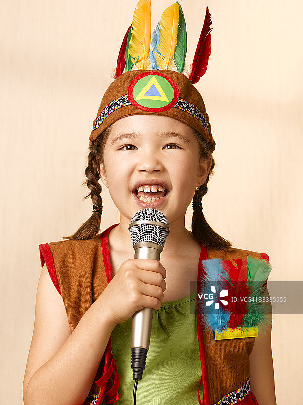 装扮成印度人的女孩唱卡拉OK图片素材