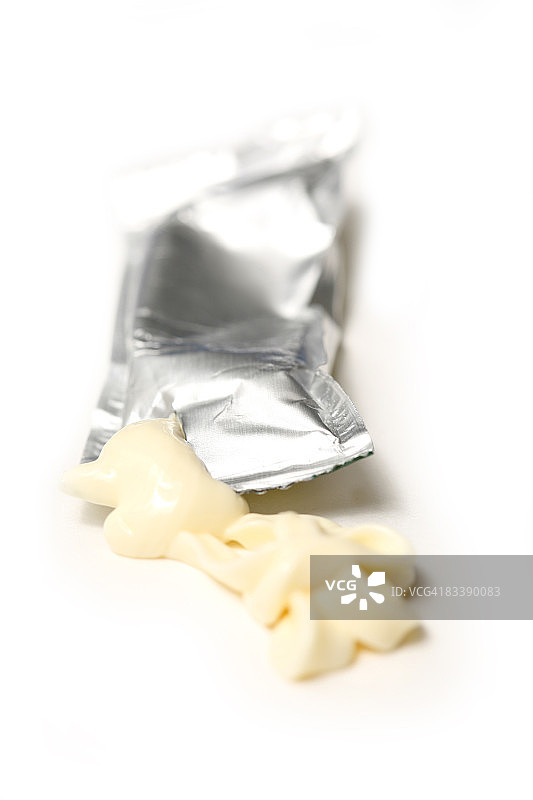 白色背景上的蛋黄酱图片素材